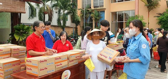 Quang cảnh buổi trao quà “Tết nhân ái” tại Phường 2, TP Cao Lãnh