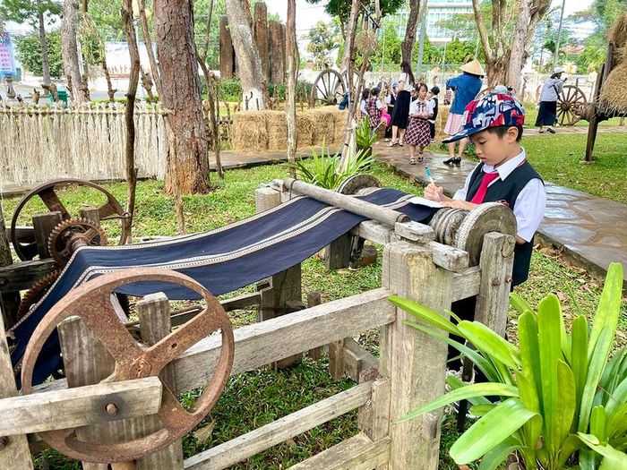 Trực tiếp "giao lưu" với hiện vật là cách thức tự học đầy cảm hứng. Ảnh: Lam Nguyên