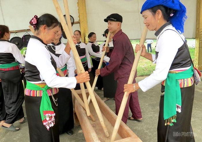 Múa đâm đuống - một trong những điệu múa truyền thống của đồng bào Mường ở Võ Miếu.