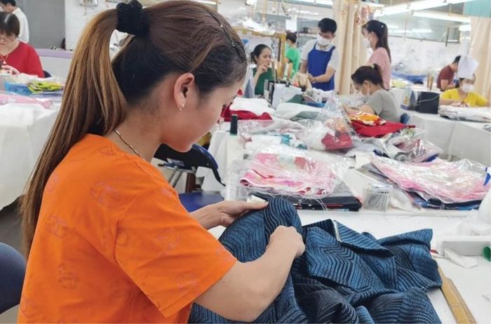 Công nhân Công ty TNHH Giã Trân Huế đang sản xuất