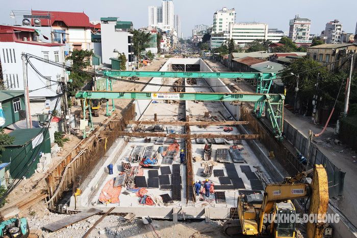 Công trình chính thức khởi công 6/10/2022, sau hơn 1 năm thi công, đến nay công trình giao thông hầm chui nút giao Giải Phóng - Kim Đồng dần lộ diện với 9 đốt hầm hở và 1 đốt hầm kín ở bên phía Đầm Hồng (Định Công).