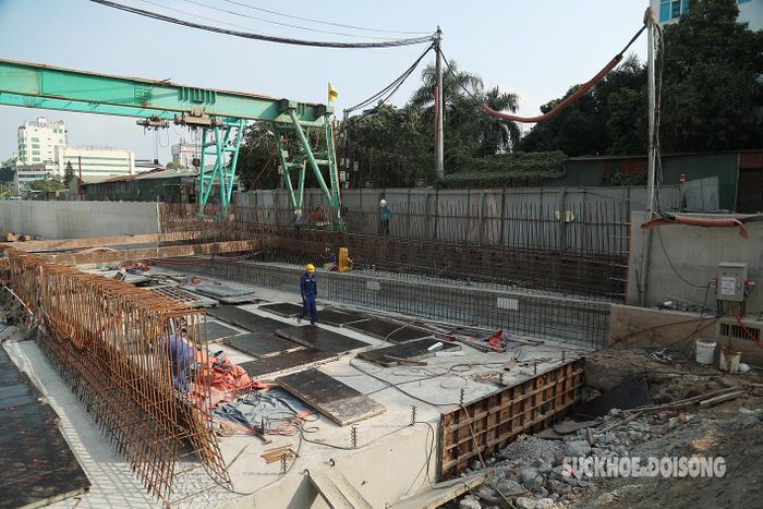 Các hạng mục kết cấu phần nổi, đơn vị nhà thầu đang làm ngày đêm để ép cọc, ván thép, xén hè, mở rộng đường phục vụ cho việc phân luồng giao thông để thi công các hầm chính phía đường Kim Đồng.