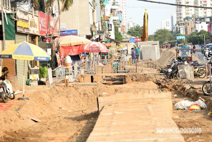 Hiện nay bên phía đường Kim Đồng cơ bản hoàn thành giải phóng mặt bằng. Đơn vị thi công đang tiến hành di dời công trình ngầm nổi như đường điện, cáp thông tin. Tuy nhiên, tại đây có một hệ thống thoát nước D3000 nằm sâu dưới mặt đường khiến việc triển khai thi công còn gặp khó khăn.