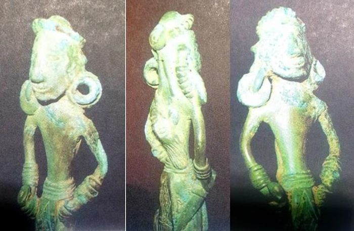 Các góc chiêm ngưỡng bức tượng cán dao găm vị thủ lĩnh nam Đông Sơn (sưu tập LHPham, Pháp). Năm 2007 tôi có vinh hạnh đến thăm LHPham collection tại Pháp và được chủ nhân cho phép chụp ảnh con dao găm hiếm có này