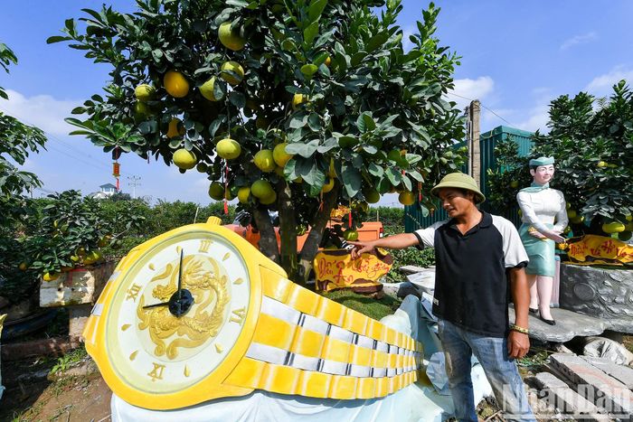 Đất Văn Giang (Hưng Yên) với truyền thống trồng cây cảnh lâu năm, rất nhiều nhà vườn đã thành công và có tiếng nên tôi cần phải tạo ra được những sản phẩm khác biệt đem ra ngoài thị trường. Tác phẩm trong ảnh với tên gọi "Dấu ấn thời gian" được dựng lên với một chiếc đồng hồ khổng lồ. Điều đặc biệt đó là chiếc đồng hồ này chạy giờ bình thường do chủ vườn đã mua riêng một bộ máy đồng hồ lắp đặt phía bên trong.