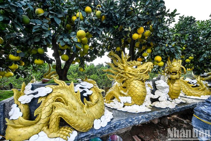 Tác phẩm khác mang tên "Song long chầu nguyệt" có chiều dài 5,6m, được rao bán hơn 200 triệu đồng.