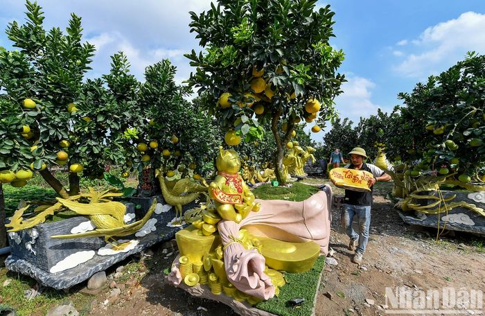 Để tạo ra những tác phẩm đặc sắc này, những người thợ phải làm rất tỉ mỉ, tốn nhiều tâm huyết và công sức, chưa kể không ưng ý sẵn sàng phải đập đi làm lại. Do đó giá thành của những tác phẩm này không hề rẻ và kén người chơi, nhiều chậu lên tới hàng chục, thậm chí cả trăm triệu đồng.