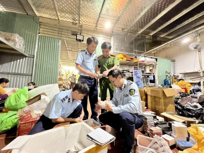Hàng lậu, hàng giả tập kết tại các "tổng kho" trước khi tiêu thụ qua thương mại điện tử. Ảnh theo Tổng cục QLTT
