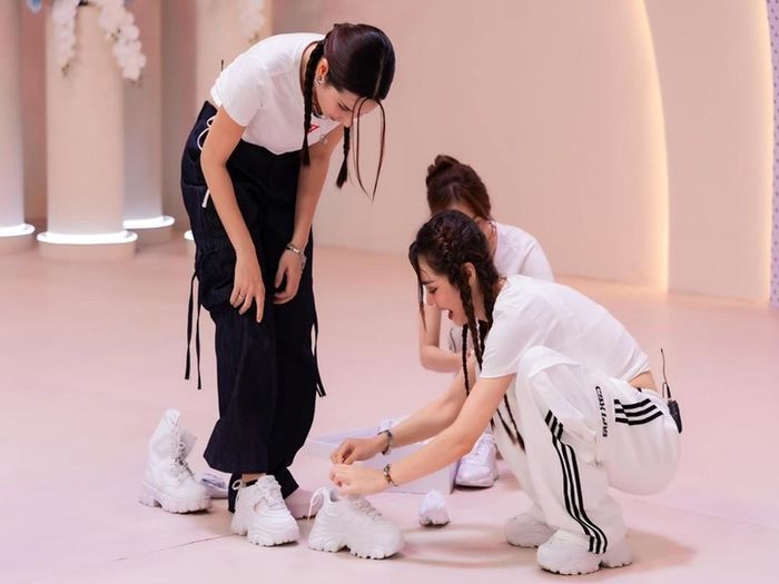 Các chị đẹp quan tâm, hỗ trợ nhau khi thi đấu.