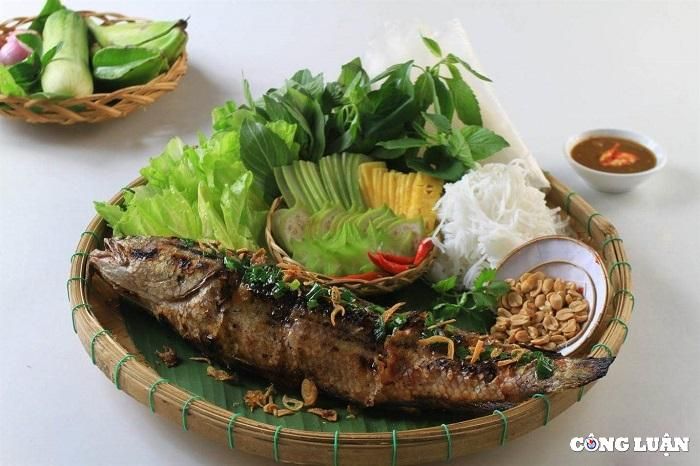  Cá chình, cá lăng nướng,... đều là những món đặc sản dân giã của người địa phương nơi đây. 