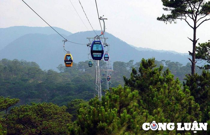  Đến núi Bà Rá, du khách có thể sử dụng hệ thống cáp treo với chiều dài 2.063m, gồm 32 cabin, chia làm 8 nhóm, mỗi nhóm 4 cabin làm bằng khung vỏ hợp kim nhôm. 