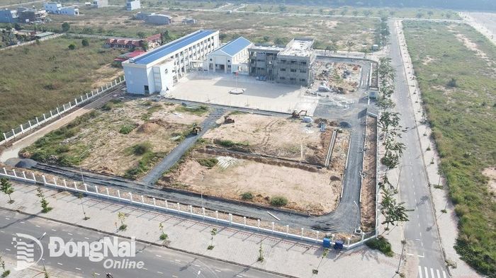 Chính phủ giao bổ sung nguồn vốn để thực hiện dự án thu hồi đất, bồi thường, hỗ trợ, tái định cư sân bay Long Thành. Trong ảnh: Thi công xây dựng các công trình hạ tầng xã hội ở khu tái định cư Lộc An - Bình Sơn)