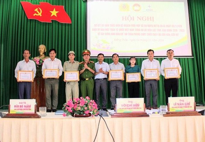 Trao Giấy khen của Giám đốc Công an tỉnh cho các cá nhân, tập thể đạt thành tích xuất sắc