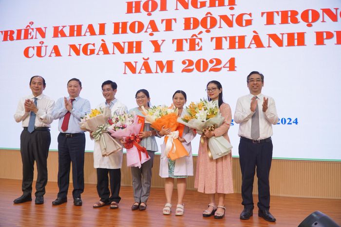  Đại diện ê-kíp phẫu thuật nhận khen thưởng từ UBND TP.HCM. Ảnh: Nguyễn Thuận. 