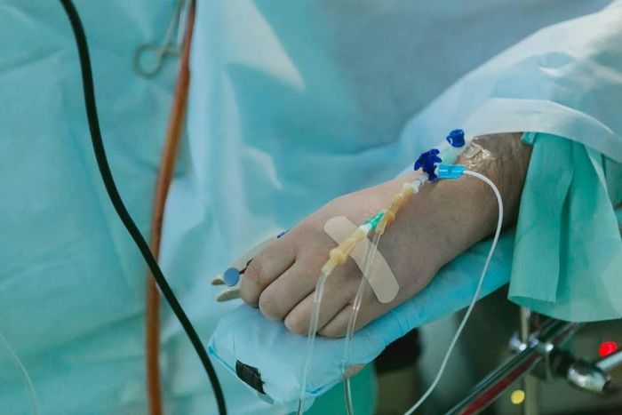 Uống quá nhiều rượu trong bữa tiệc đầu năm, một bệnh nhân đã phải đi cấp cứu trong tình trạng nặng. Ảnh minh họa: Unsplash.