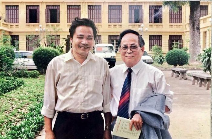 Nhà văn Hồ Phương (bên phải) và em trai - nhà báo Nguyễn Trung Đông – bố nữ họa sĩ Nguyễn Thu Thủy