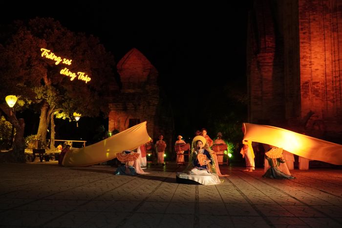 Chương trình "Trăng soi dáng tháp" tại tháp Bà Ponagar. Ảnh: CÔNG NHÂN
