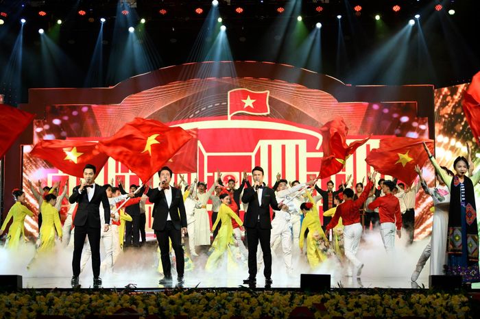  Tiết mục văn nghệ chào mừng. Ảnh: QUANG PHÚC 