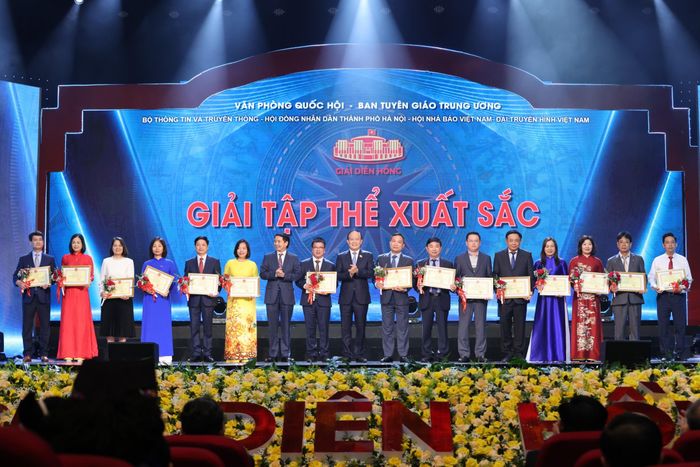  Ban tổ chức trao các giải tập thể xuất sắc. Ảnh: QUANG PHÚC 