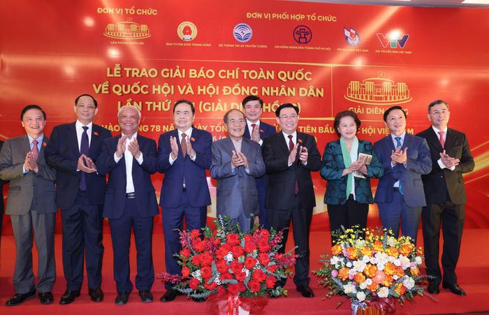 Các đồng chí lãnh đạo, nguyên lãnh đạo Quốc hội tham dự buổi lễ. Ảnh: QUANG PHÚC 
