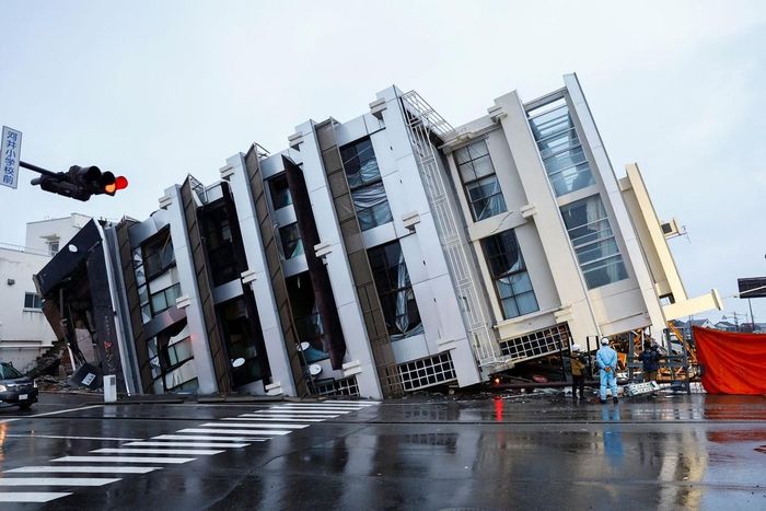 Trận động đất kinh hoàng đã khiến hàng loạt các tòa nhà sụp đổ, trở thành một đống đổ nát, gây thiệt hại lớn về hạ tầng, khiến các con đường bị đứt gãy, sạt lở và gây ra hỏa hoạn lớn. Được biết, những đám cháy dữ dội đã thiêu hủy hơn 200 ngôi nhà.