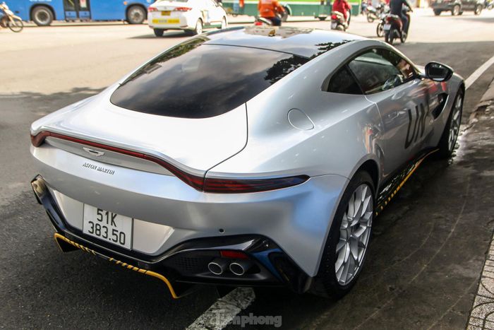 Nguyên bản, xe sở hữu màu sơn xám đậm Cumberland Grey, đi kèm những đường sọc vàng lấy cảm hứng từ bệ phóng tên lửa. Khi về tay chủ nhân hiện tại, lớp áo ngoại thất đã được chuyển sang màu xám bóng.