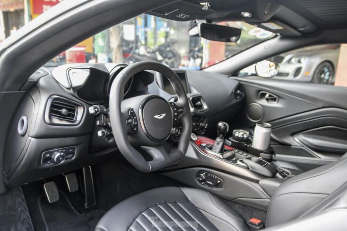 Nội thất được bọc da màu đen Obsidian Black, đi kèm đường viền màu chrome. Con số 96.60 trên tấm che nắng tượng trưng cho tần số radio FM mà nhân vật James Bond đã dùng để tẩu thoát, vốn là phân cảnh trong phần phim The Living Daylights.