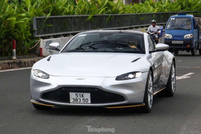Aston Martin là dòng xe thể thao khá kén người chơi tại Việt Nam, thế nên số lượng và mẫu mã không quá đa dạng. Chính vì thế, sự xuất hiện của chiếc Aston Martin Vantage 007 Edition đã thu hút nhiều sự chú ý của giới mộ điệu.