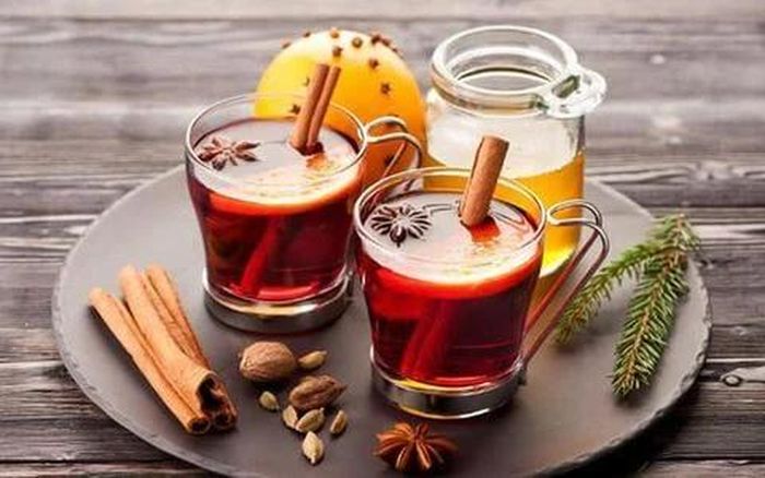 Các loại trà nóng hỗ trợ trị cảm lạnh rất tốt.