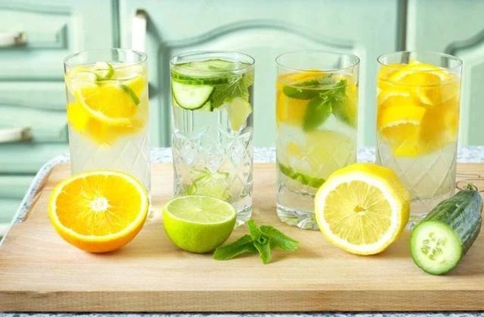 Nước cam chanh giàu vitamin C giúp hỗ trợ miễn dịch khi bị ốm.