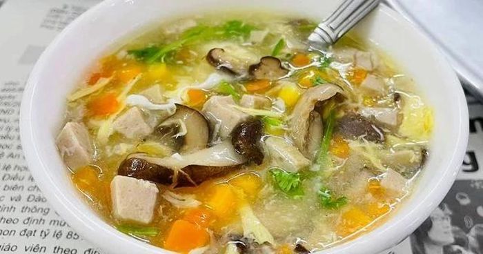 Món súp gà nóng dễ tiêu hóa và giàu dinh dưỡng.