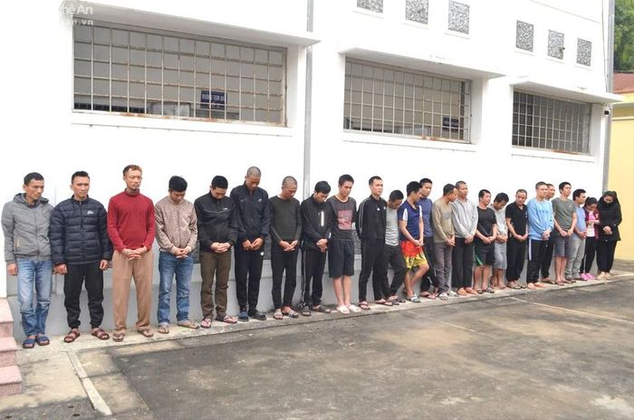24 đối tượng vừa bị lực lượng Công an phát hiện, bắt giữ. Ảnh: Ngọc Anh