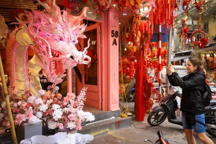  Một cửa hàng khác với con rồng màu hồng trước cửa rất thu hút khách du lịch đến tham quan và mua sắm. (Ảnh: Hoài Nam/Vietnam+) 