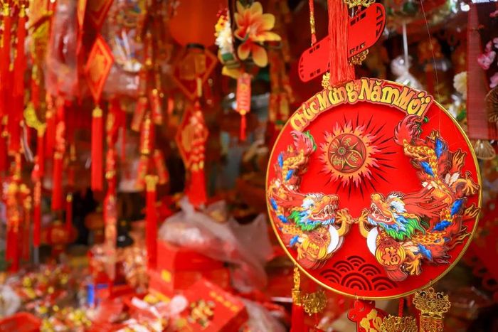  Bên cạnh những món đồ truyền thống như câu đối đỏ, đèn lồng, mô hình bánh chưng xanh hay phong bao lì xì, dễ nhận thấy các sản phẩm mới với biểu tượng linh vật Rồng của năm 2024. (Ảnh: Hoài Nam/Vietnam+) 