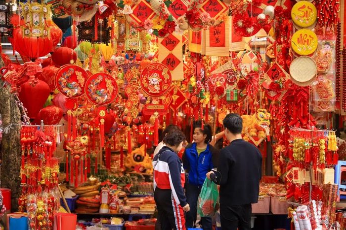 Phố Hàng Mã những ngày này luôn nhộn nhịp người mua kẻ bán, với nhiều loại mặt hàng đa dạng khác nhau. (Ảnh: Hoài Nam/Vietnam+) 