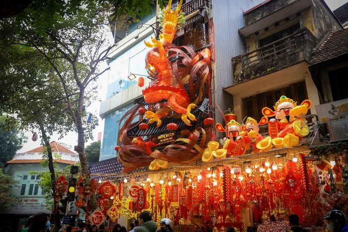  Một số cửa hàng tự trang trí cho cửa hàng với linh vật con rồng của năm 2024. Cửa hàng này đã trang trí con rồng cao khoảng 12m phía trên cửa hàng. (Ảnh: Hoài Nam/Vietnam+) 