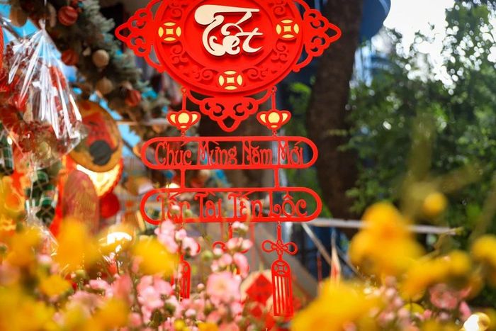  Cũng theo các tiểu thương tại đây cho hay, năm nay rất nhiều mặt hàng có mẫu mã đẹp, giá cả cũng không tăng so với năm trước. (Ảnh: Hoài Nam/Vietnam+) 