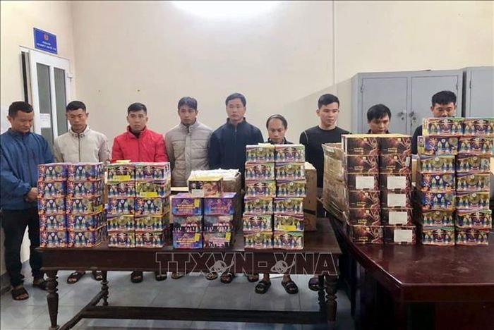 Các đối tượng liên quan trong đường dây buôn bán, tàng trữ pháo. Ảnh: TTXVN phát