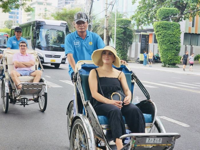 Khách du lịch đi xích lô dạo phố Nha Trang ngày 31-12-2023.