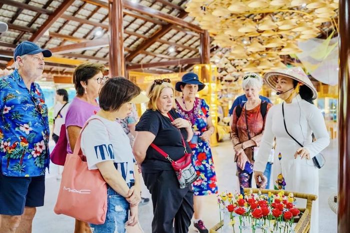  Khách tàu biển tham quan Làng nghề Trường Sơn. 