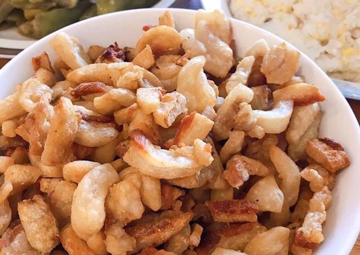 Mùi mỡ rán khi làm tóp mỡ khiến nhiều người nhớ đến món ăn thần thánh tuổi thơ.
