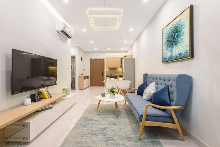 Không gian nội thất được sử dụng chủ yếu là tone màu sáng trắng kết hợp với tone màu trầm đậm như nâu gỗ. Sự kết hợp này tạo nên sự tương phản ấn tượng, vừa giúp không gian có cảm giác rộng rãi hơn, lại vừa mang đến sự hiện đại, trẻ trung.