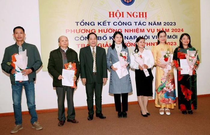 Các hội viên mới được kết nạp. Nguồn: vannghetuyenquang.vn