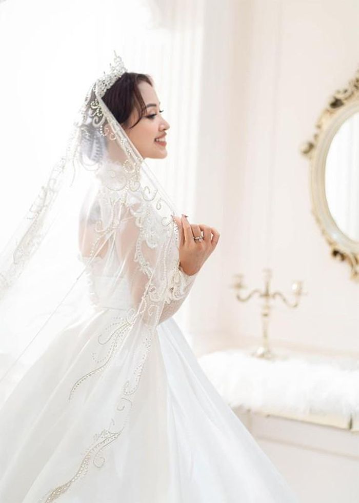 Nữ MC duyên dáng trong chiếc váy cưới trắng tinh, chuẩn bị cho ngày lên xe hoa với doanh nhân Đặng Hùng Cường.