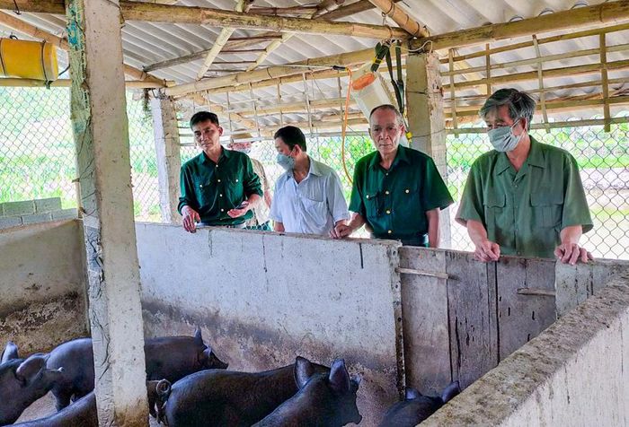 CCB xã Lay Nưa tham quan, học hỏi mô hình chăn nuôi có hiệu quả kinh tế cao trên địa bàn.