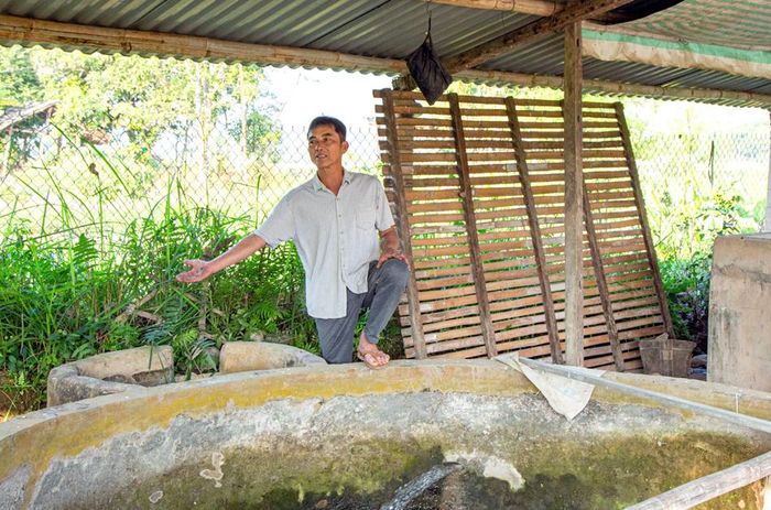 CCB Lò Văn Tắn, xã Lay Nưa giới thiệu mô hình ấp cá giống của gia đình.