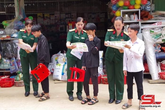 Cán bộ Ban CHQS huyện Phù Yên phổ biến pháp luật cho trẻ em xã Mường Bang.
