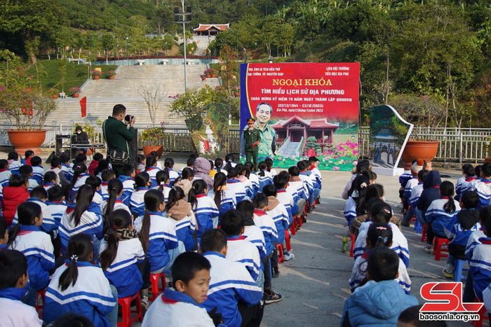 Ban CHQS huyện phối với các nhà trường tổ chức ngoại khóa lịch sử nhân dịp kỷ niệm 79 năm Ngày thành lập Quân đội nhân dân Việt Nam.