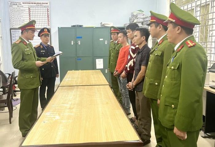 Cơ quan điều tra tống đạt quyết định khởi tố, bắt tạm giam các đối tượng.