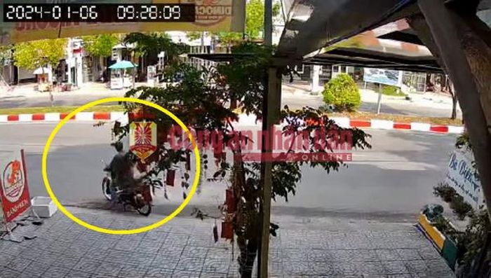 Hình ảnh camera an ninh ghi lại đối tượng đi bộ tiếp cận lấy trộm xe trong tích tắc. 